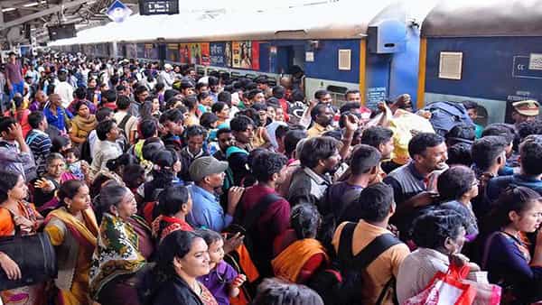 రైల్వే ప్రయాణికులు బంపర్ ఆఫర్.. టిక్కెట్ రిజర్వేషన్పై 20% డిస్కౌంట్..!