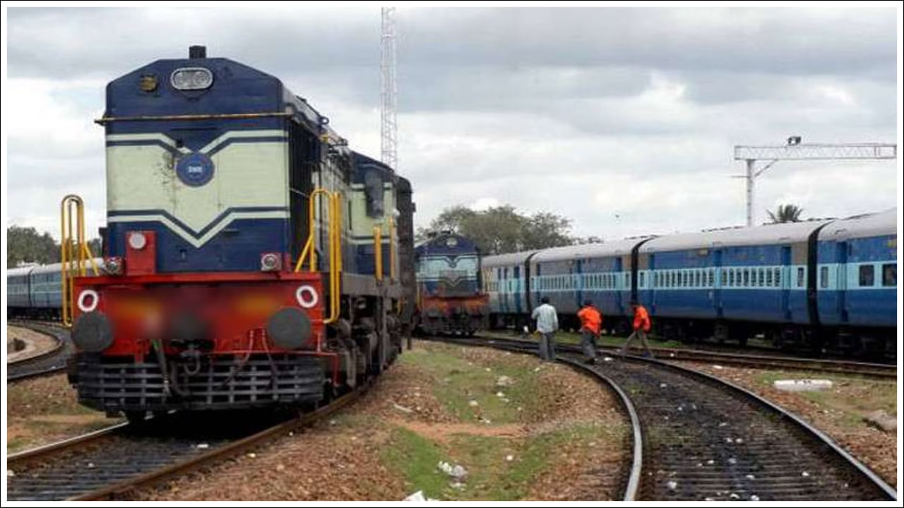 Indian Railways: భారత రైల్వే కీలక నిర్ణయం.. ఇప్పుడు రైళ్లలో కూడా బ్లాక్ బాక్స్ ఏర్పాటు! Indian Railways: భారత రైల్వే కీలక నిర్ణయం.. ఇప్పుడు రైళ్లలో కూడా బ్లాక్ బాక్స్ ఏర్పాటు!