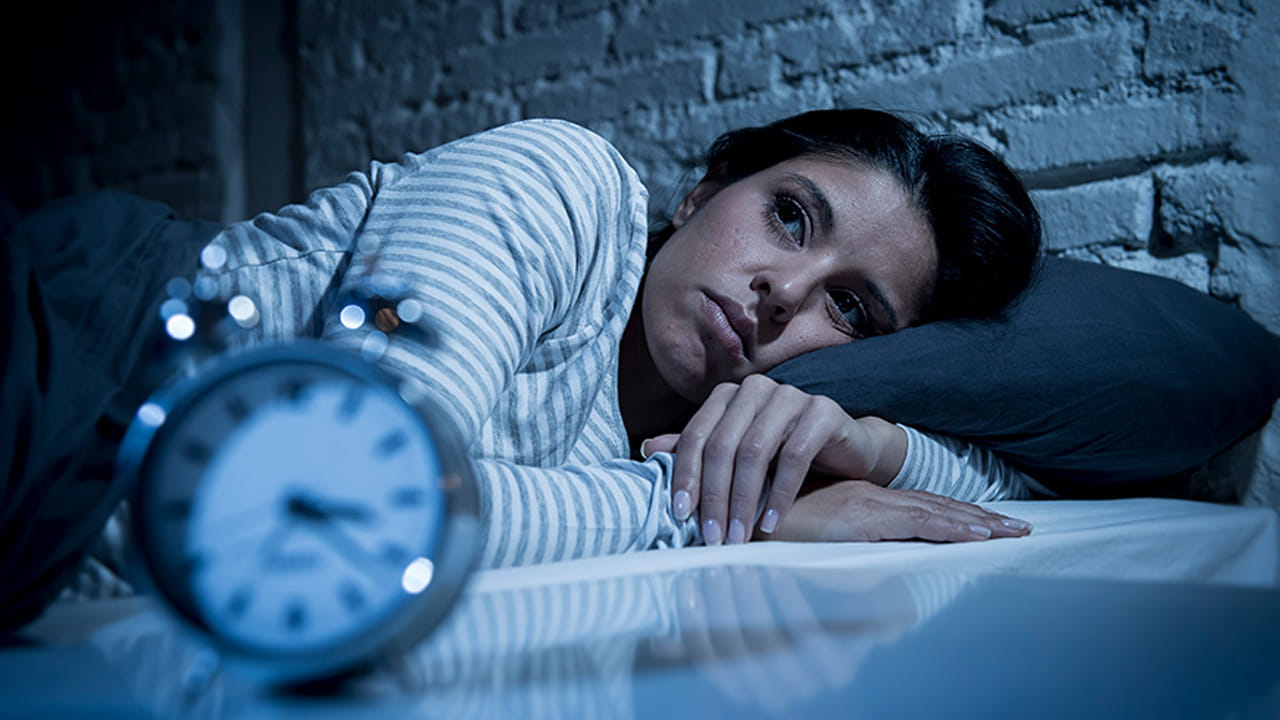 నిద్రలేమి కూడా అలసటకు ప్రధాన కారణమని నిపుణులు చెబుతున్నారు. రాత్రుళ్లు సరిగ్గా నిద్రపోకపోతే అది రోజంతా ప్రభావం చూపుతుందని అంటున్నారు. దీంతో నిత్యం అలసిపోయినట్లు కనిపిస్తారు.