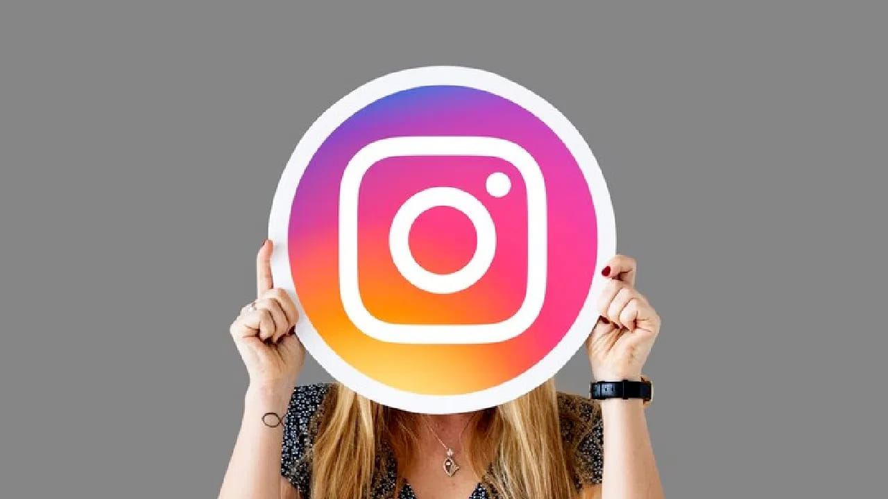 రీల్స్ రీపోస్ట్: మీకు బాగా నచ్చిన రీల్స్‌ను ఇప్పుడు మీరు మీ స్నేహితులు, ఫాలోవర్లతో పంచుకోవచ్చు. ఈ ఫీచర్ గతంలో ట్విట్టలోని రీట్వీట్ ఫీచర్‌ లాగా పనిచేస్తుంది. మీరు రీపోస్ట్ చేసిన రీల్స్ మీ ప్రొఫైల్‌లో కూడా కనిపిస్తాయి.
