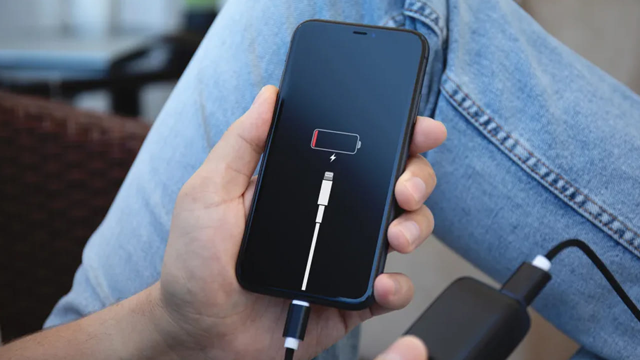 అత్యవసర పరిస్థితుల్లో మీరు ఆండ్రాయిడ్ కేబుల్‌ను ఉపయోగించవచ్చా?: అత్యవసర పరిస్థితి ఏర్పడి, మీ దగ్గర ఆపిల్ ఛార్జర్ లేదా కేబుల్ లేకపోతే, మీరు మీ ఐఫోన్‌ను ఆండ్రాయిడ్ టైప్-సి కేబుల్‌తో ఒకటి లేదా రెండుసార్లు ఛార్జ్ చేయవచ్చు. కానీ ఇది ఒకసారి, అంత కంటే తక్కువ సమయం వరకు మాత్రమే అని గుర్తుంచుకోండి. మీరు ఇలా పదే పదే చేస్తే, మీ ఖరీదైన ఐఫోన్ నెమ్మదిగా చెడిపోతుంది.