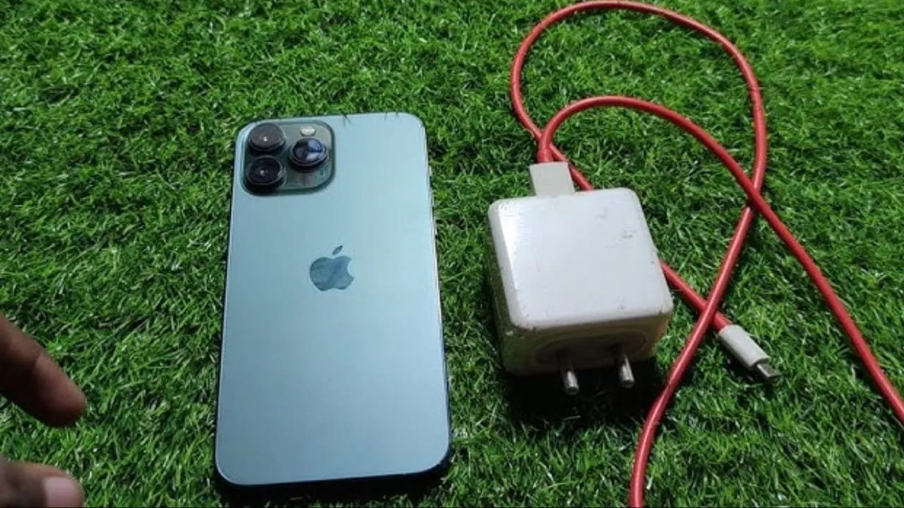 టెక్ నిపుణులు ప్రకారం.. ఐఫోన్‌లోని ఛార్జింగ్ సిస్టమ్ చాలా సున్నితమైనది. మీరు చౌకైన లేదా స్థానిక ఆండ్రాయిడ్ టైప్-సి కేబుల్‌ని ఉపయోగిస్తే, అది ఐఫోన్‌ను ఛార్జ్ చేయడంలో సమస్యలను కలిగిస్తుంది. దీని వల్ల కొన్ని సార్లు బ్యాటరీ వేడెక్కవచ్చు, ఛార్జింగ్ పోర్ట్ దెబ్బతినవచ్చు, ఫోన్ లోపల షార్ట్ సర్క్యూట్ కూడా సంభవించవచ్చు. అందుకే ఆపిల్ స్వయంగా ఐఫోన్‌ను ఛార్జ్ చేయడానికి దాని ఒరిజినల్‌ కేబుల్ లేదా 