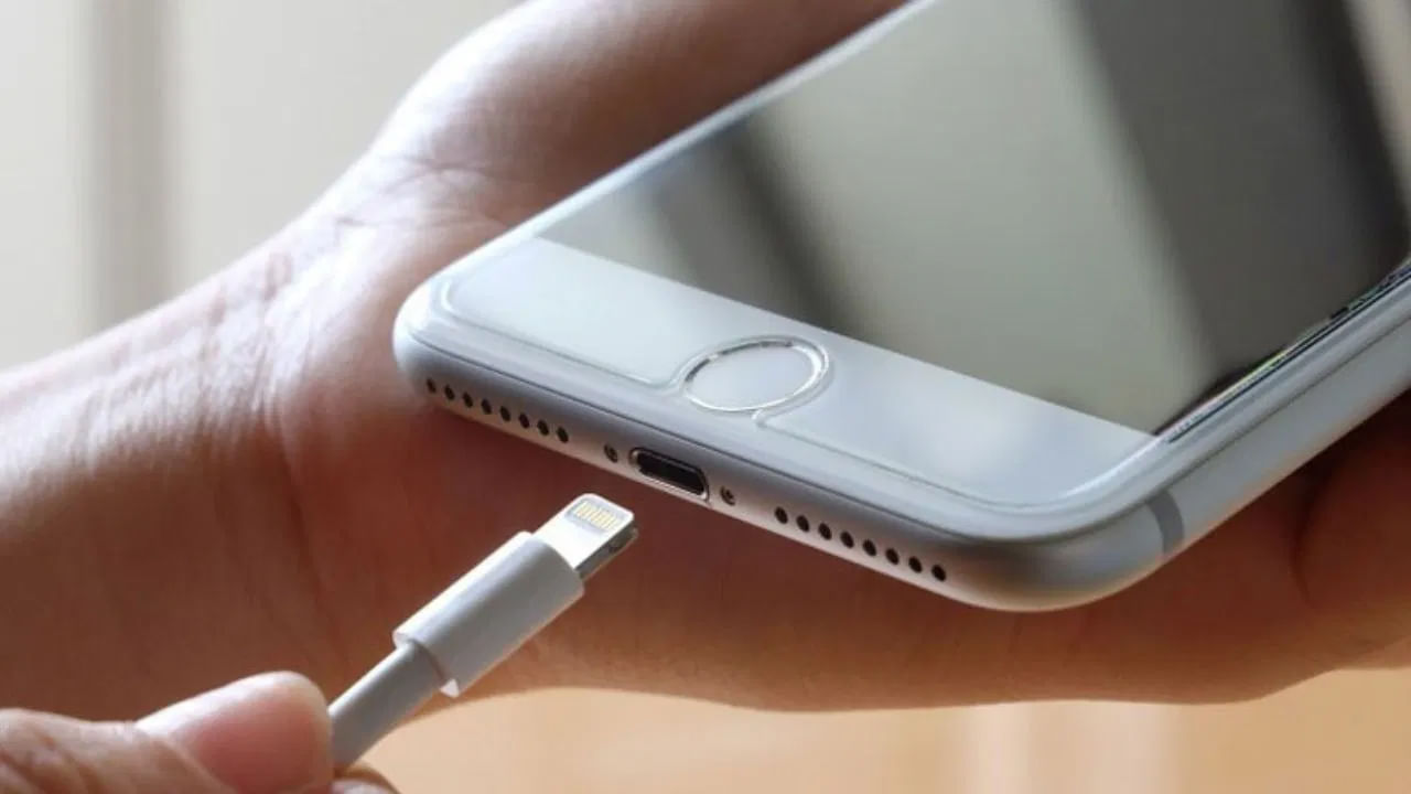 మీరు పాత ఆండ్రాయిడ్ ఫోన్ టైప్-సి కేబుల్‌తో ఐఫోన్ 15 లేదా ఐఫోన్ 16 సిరీస్ మోడల్‌ను ఛార్జ్ చేస్తుంటే, మీరు జాగ్రత్తగా ఉండాలి. చాలా మంది అలాంటి తప్పు చేస్తారు, మీరు ఈ తప్పు చేయడం ఆపకపోతే, మీ ఐఫోన్ త్వరలో పాడైపోవచ్చు.