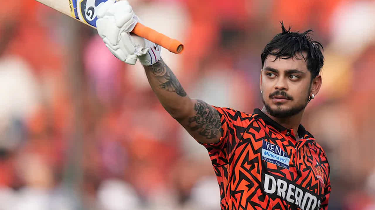 సన్రైజర్స్ హైదరాబాద్ జట్టులో విధ్వంసక వికెట్ కీపర్ బ్యాట్స్మన్ ఇషాన్ కిషన్ తన జట్టును మార్చుకుంటున్నట్లు కూడా వార్తలు వస్తున్నాయి. మీడియా నివేదికల ప్రకారం, కోల్కతా నైట్ రైడర్స్ అతనిపై ఆసక్తి చూపింది. ఇషాన్ చాలా కాలంగా ముంబై ఇండియన్స్ తరపున ఆడుతున్నాడు. కోల్కతా టాప్ ఆర్డర్ బ్యాటర్ వికెట్ కీపర్ కోసం వెతుకుతోంది. దక్షిణాఫ్రికా ఆటగాడు క్వింటన్ డి కాక్ జట్టుకు విజయాన్ని అందించడంలో విఫలమయ్యాడు.