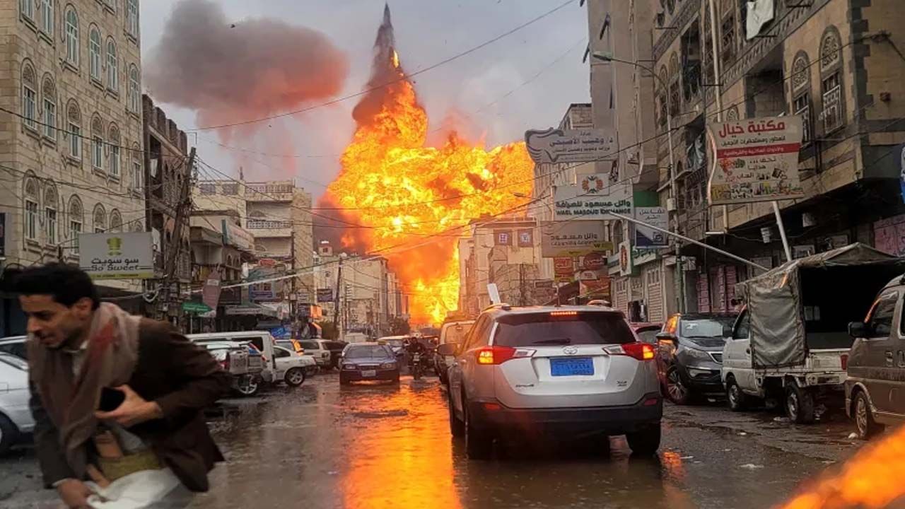 ఇజ్రాయెల్ వైమానిక మెరుపు దాడి.. హౌతీ ప్రధాన మంత్రి సహా పలువురు మంత్రుల దుర్మరణం!