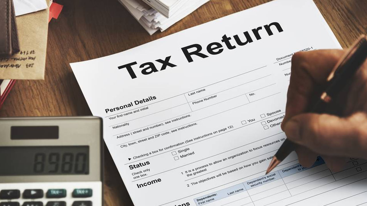 పాన్ కార్డ్ ఉన్న ఏ పన్ను చెల్లింపుదారుడైనా ఆదాయపు పన్ను శాఖ ఈ-ఫైలింగ్ పోర్టల్‌లో ఖాతాను క్రియేట్‌ చేసుకోవచ్చు. నమోదు చేసుకున్న తర్వాత వినియోగదారుడు పోర్టల్‌లో అందుబాటులో ఉన్న విస్తృత శ్రేణి లక్షణాలు, పన్ను సంబంధిత సేవలకు ప్రాప్యతను పొందుతారు, ఇది రిటర్న్‌లను దాఖలు చేయడం, సమాచారాన్ని వీక్షించడం, ఒకరి పన్ను ప్రొఫైల్‌ను ఆన్‌లైన్‌లో నిర్వహించడం ఈజీ చేస్తుంది. మీరు ఐటి శాఖ ఈ-ఫైలింగ్ పోర్టల్‌లో నమోదు చేసుకున్నప్పుడు.. మొబైల్ నంబర్, ఇమెయిల్ ఐడి, పాన్ కార్డ్‌ ఉంటే చాలు. రిజిస్ట్రేషన్ మీ పాన్, మీరు అందించే ప్రాథమిక సంప్రదింపు వివరాలకు లింక్ చేయబడింది. ప్రతి పాన్ విడిగా నమోదు చేసుకోవాలని గమనించండి.