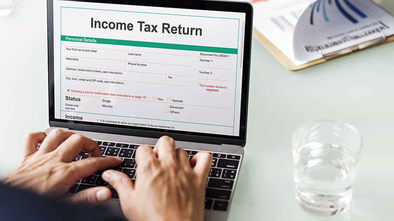 స్టెప్ 1: ఈ-ఫైలింగ్ పోర్టల్ హోమ్పేజీ https://www.incometax.gov.in/iec/foportal/కి వెళ్లి 'రిజిస్టర్' పై క్లిక్ చేయండి. స్టెప్ 2: 'రిజిస్టర్ యాజ్ టాక్స్ పేయర్' ఆప్షన్ కింద మీ పాన్ వివరాలను నమోదు చేసి 'వాలిడేట్' పై క్లిక్ చేయండి. ఒకవేళ పాన్ ఇప్పటికే రిజిస్టర్ చేయబడి ఉంటే లేదా చెల్లకపోతే, ఎర్రర్ మెసేజ్ వస్తుంది. స్టెప్ 3: ప్రాథమిక వివరాల పేజీలో మీ పాన్ ప్రకారం పేరు, పుట్టిన తేదీ, లింగం, నివాస స్థితితో సహా అన్ని తప్పనిసరి వివరాలను నమోదు చేసి, 'కంటిన్యూ' పై క్లిక్ చేయండి. స్టెప్ 4: పాన్ ధృవీకరించబడిన తర్వాత, వ్యక్తిగత పన్ను చెల్లింపుదారు కోసం 'సంప్రదింపు వివరాలు' పేజీ కనిపిస్తుంది. ప్రాథమిక మొబైల్ నంబర్, ఇమెయిల్ ID, చిరునామాతో సహా మీ సంప్రదింపు వివరాలను నమోదు చేయండి. 'కంటిన్యూ' పై క్లిక్ చేయండి.