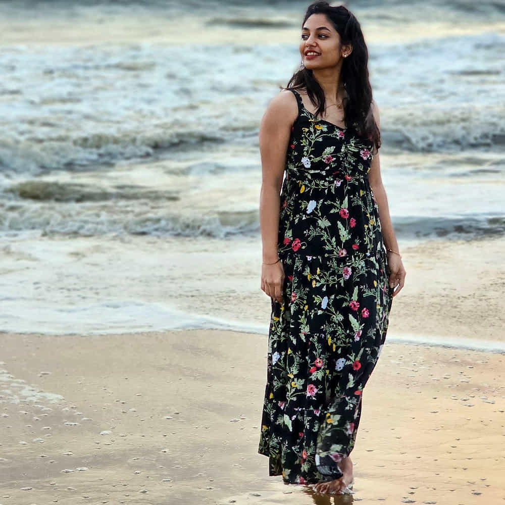 ఇక ఈ చిన్నదనికి ఇప్పుడు వరుసగా అవకాశాలు అందుకుంటుంది. తెలుగుతో పాటు తమిళ్ లోనూ సినిమాలు చేస్తూ ప్రేక్షకులను ఆకట్టుకుంటుంది ఈ అమ్మడు. సోషల్ మీడియాలో యాక్టివ్ గా ఉండే ఈ చిన్నది తన ఫొటోలతో ఆకట్టుకుంటుందీ అందాల తార.