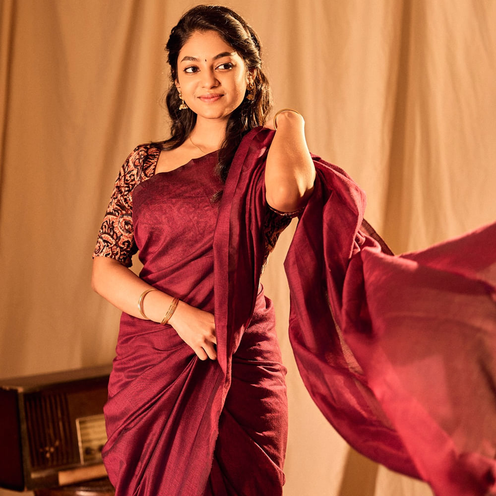 లేటెస్ట్ సెన్సేషన్ ఇవానా.. ఈ ముద్దుగుమ్మ చైల్డ్ ఆర్టిస్ట్ గా కెరీర్ మొదలు పెట్టింది. ఆతర్వాత హీరోయిన్ గా మారింది. తమిళ్ లో లవ్ టుడే సినిమాతో పరిచయం అయ్యింది. ఈ సినిమా మంచి విజయాన్ని అందుకుంది. ఈ సినిమా తెలుగులోనూ డబ్ అయ్యి మంచి హిట్ గా నిలిచింది. ఈ సినిమా తర్వాత ఇవానా రీసెంట్ గా సింగిల్ సినిమా చేసింది.