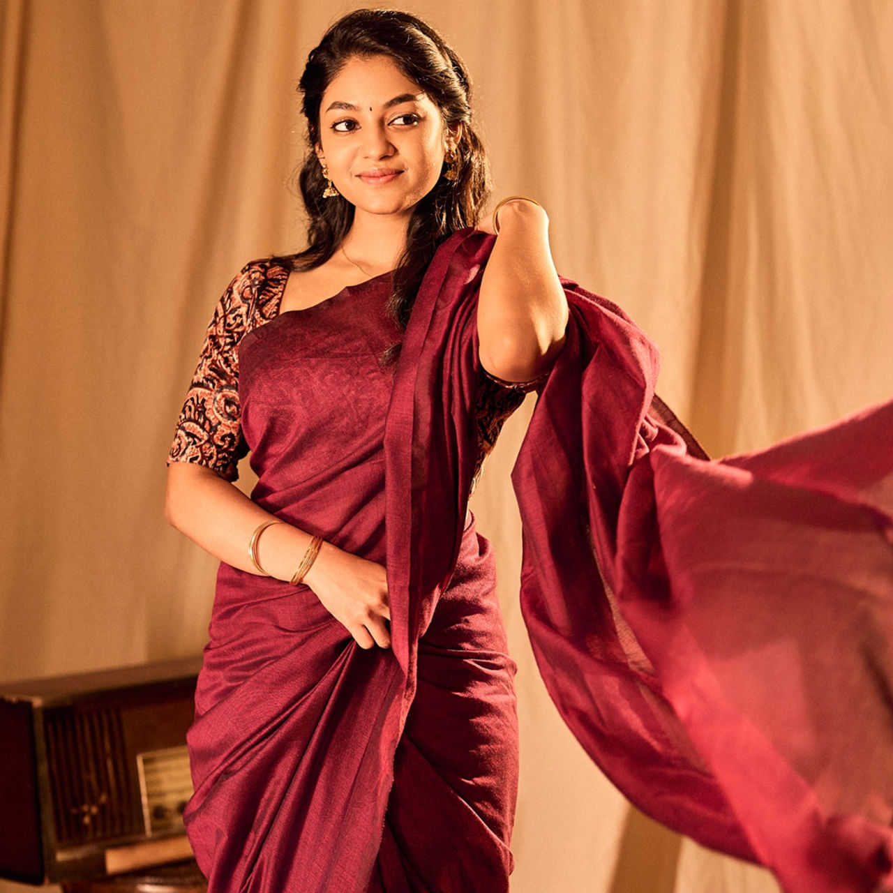 లేటెస్ట్ సెన్సేషన్ ఇవానా.. ఈ ముద్దుగుమ్మ చైల్డ్ ఆర్టిస్ట్ గా కెరీర్ మొదలు పెట్టింది. ఆతర్వాత హీరోయిన్ గా మారింది. తమిళ్ లో లవ్ టుడే సినిమాతో పరిచయం అయ్యింది. ఈ సినిమా మంచి విజయాన్ని అందుకుంది. ఈ సినిమా తెలుగులోనూ డబ్ అయ్యి మంచి హిట్ గా నిలిచింది. ఈ సినిమా తర్వాత ఇవానా రీసెంట్ గా సింగిల్ సినిమా చేసింది.