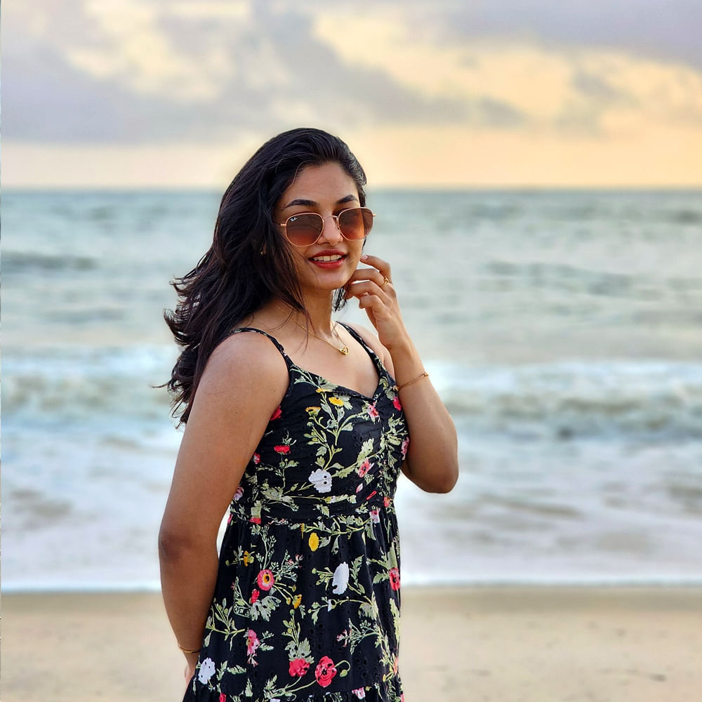 వాళ్ల మాటలు చాలా బాధపెట్టేవి దాంతో నేను చదువు పై పెద్దగా దృష్టి పెట్టలేకపోయాను అని తెలిపింది. ఇక చిన్న వయసునుంచే సినిమాల పై ఇంట్రెస్ట్ ఉండేది అని చెప్పుకొచ్చింది. ఇవానాకు తెలుగులో ‘హ్యాపీడేస్’ అంటే చాలా ఇష్టమట. ఈ సినిమా సాంగ్స్ తన ఫెవరెట్ అని తెలిపింది అని చెప్పుకొచ్చింది.. అలాగే ఫేవరెట్ హీరో అల్లు అర్జున్.