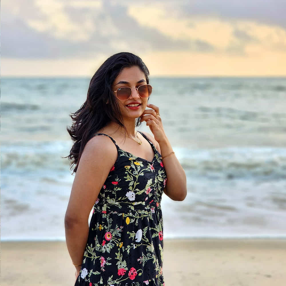వాళ్ల మాటలు చాలా బాధపెట్టేవి దాంతో నేను చదువు పై పెద్దగా దృష్టి పెట్టలేకపోయాను అని తెలిపింది. ఇక చిన్న వయసునుంచే సినిమాల పై ఇంట్రెస్ట్ ఉండేది అని చెప్పుకొచ్చింది. ఇవానాకు తెలుగులో ‘హ్యాపీడేస్’ అంటే చాలా ఇష్టమట. ఈ సినిమా సాంగ్స్ తన ఫెవరెట్ అని తెలిపింది అని చెప్పుకొచ్చింది.. అలాగే ఫేవరెట్ హీరో అల్లు అర్జున్.