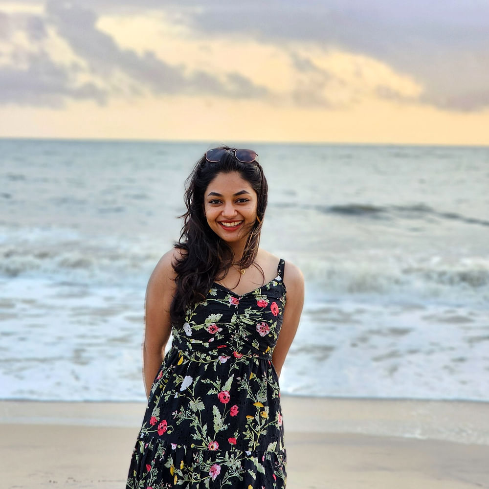 శ్రీవిష్ణు హీరోగా నటించిన సింగిల్ సినిమా రీసెంట్ గా విడుదలై మంచి విజయాన్ని అందుకుంది. ఈ సినిమాలో ఇవానా తన అందంతో పాటు నటనతో ప్రేక్షకులను విశేషంగా ఆకట్టుకుంది. ఈ సినిమా సక్సెస్ ను ఎంజాయ్ చేస్తుంది ఇవానా. ఇక ఇప్పుడు ఈ చిన్నదానికి తెలుగులో క్రేజీ ఆఫర్స్ క్యూ కడుతున్నాయి. 