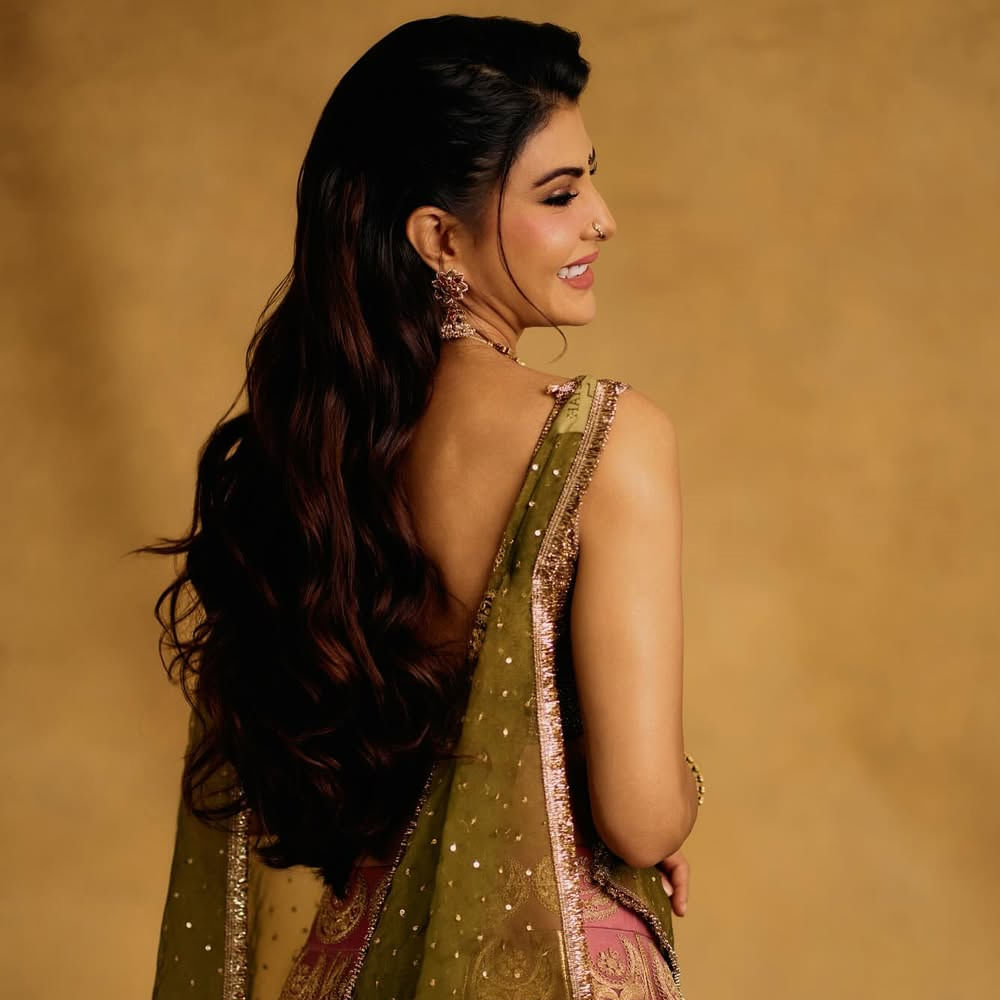 ఆమె టెలివిజన్ రిపోర్టర్ గా వర్క్ చేసింది. ఆ తర్వాత 2006లో లాస్ ఏంజిల్స్ లో జరిగిన మిస్ యూనివర్స్ పోటీలో తన దేశానికి ప్రాతినిధ్యం వహించింది. అలాగే మిస్ యూనివర్స్ శ్రీలంక కిరీటాన్ని సొంతం చేసుకుంది. 