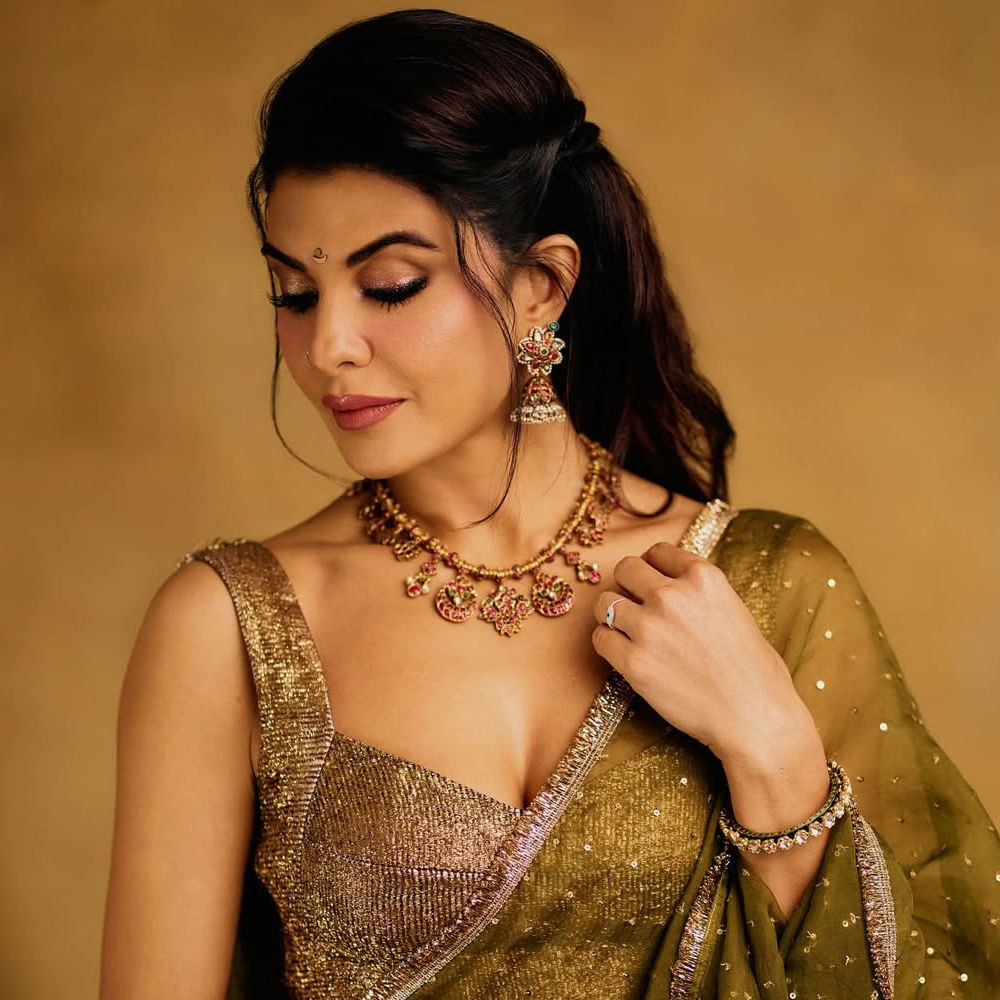 తాజాగా పట్టు పరికిణిలో అందమైన లుక్స్ తో కట్టిపడేసింది. తాజాగా ఈ అమ్మడు షేర్ చేసిన ఫోటోస్ నెట్టింట తెగ వైరలవుతున్నాయి. గోల్డెన్, మెరూన్ లంగావోణిలో జాక్వెలిన్ లుక్స్ చూసి ఫిదా అవుతున్నారు. 