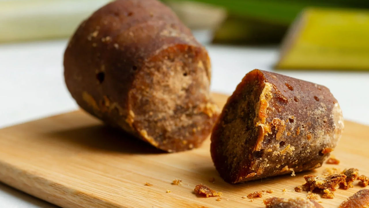 చాలా మందికి రాత్రి పడుకునే ముందు తీపి ఏదైనా తినాలనిపిస్తుంది. అయితే ప్రతిరోజూ కేకులు, చాక్లెట్లు తినడం ఆరోగ్యానికి అంత మంచిది కాదు. ఇది ఆరోగ్య సమస్యలకు దారితీస్తుంది.