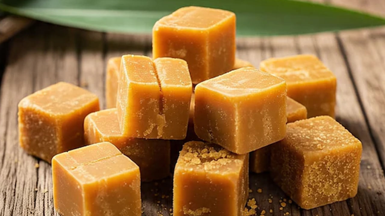 ప్రతి రాత్రి పడుకునే ముందు స్వీట్స్‌ వంటి తీపి పదార్థాలు తినడం వల్ల జీర్ణక్రియ సమస్యలు, బరువు పెరుగుతారు. అలాంటి సందర్భంలో మీరు కొద్దిగా బెల్లం, నెయ్యితో కలిపి తినవచ్చు. 