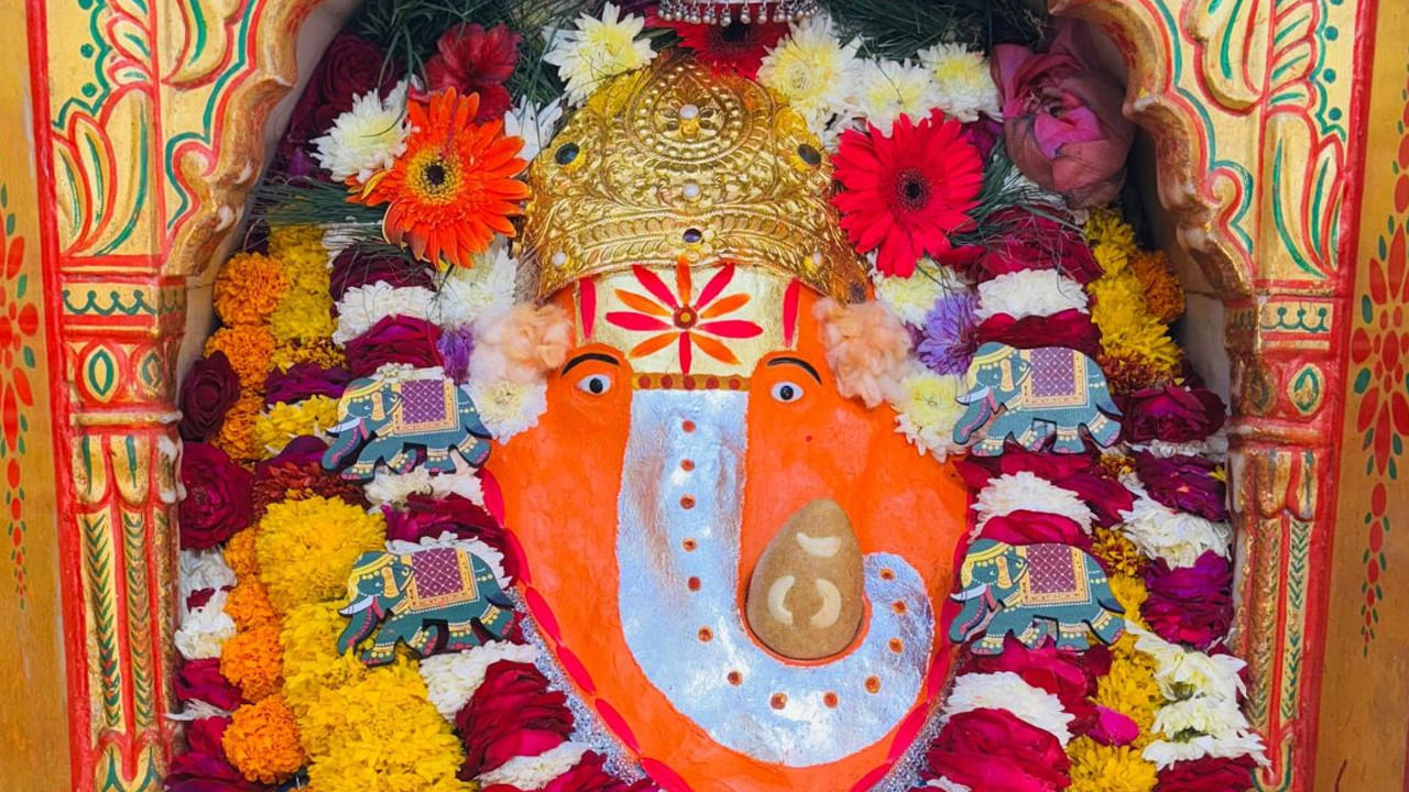 ఈ ఆలయంలోని బాల గణపయ్యకు భక్తులు తమ కోరికలను తీర్చుకోవడానికి లేఖలు పంపుతారంట. అంతే కాకుండా, వినాయకుడి వాహనం ఎలుకల ద్వారా భక్తులు తమ సమచారాన్ని, గణపయ్యకు చేరవేస్తారంట. అందుకే ఈ గుడి ప్రాంగణంలో రెండు పెద్ద ఎలుకలను ప్రతిష్టించారంట. భక్తులు తమ సమస్యలను, కోరికలను ఎలుక చెవుల్లో గుసగుసలాడుకుంటారు. ఈ ఎలుకలు భక్తుల సందేశాన్ని నేరుగా గణనాథుడికి తెలియజేస్తాయని, వారి కోరికలు నెరవేరుతాయని నమ్ముతారు.