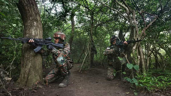 Jammu-Kashmir Uri Encounter: జమ్ముకశ్మీర్లో భారీ ఉగ్ర కుట్ర భగ్నం.. ఇద్దరు ఉగ్రవాదులు హతం.. భారత జవాన్ మృతి