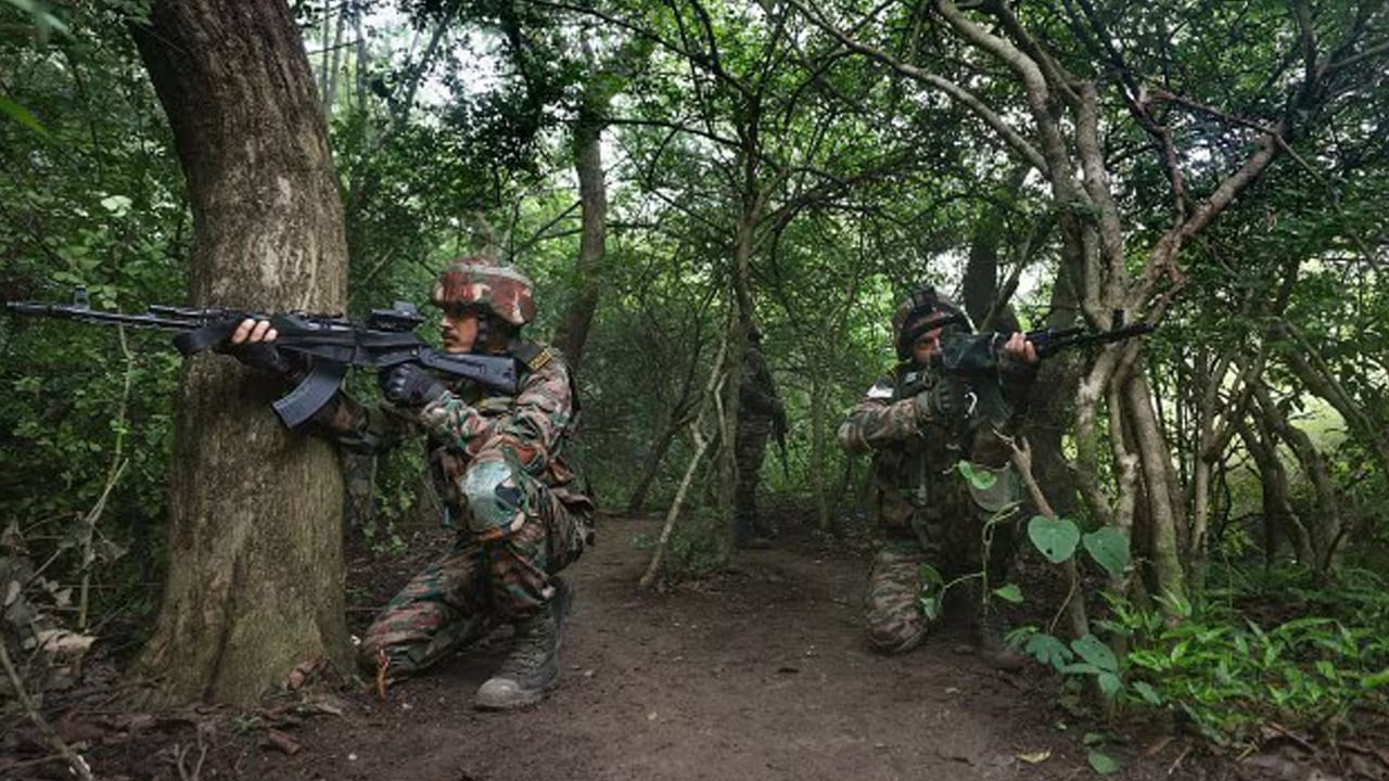 Jammu-Kashmir Uri Encounter: జమ్ముకశ్మీర్‌లో భారీ ఉగ్ర కుట్ర భగ్నం.. ఇద్దరు ఉగ్రవాదులు హతం.. భారత జవాన్‌ మృతి