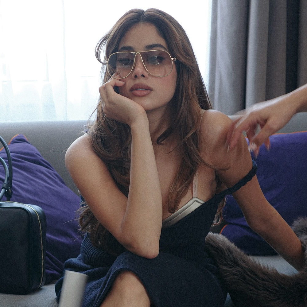 తెలుగులో చేసిందే ఒక్క సినిమా.. కానీ కావాల్సినంత గుర్తింపు తెచ్చుకున్నారు జాన్వీ కపూర్. దేవర సినిమాలో తంగం పాత్రతో బాగానే చేరువయ్యారు ఈ బ్యూటీ. ప్రస్తుతం రామ్ చరణ్ పెద్ది సినిమాలో నటిస్తున్నారు. 