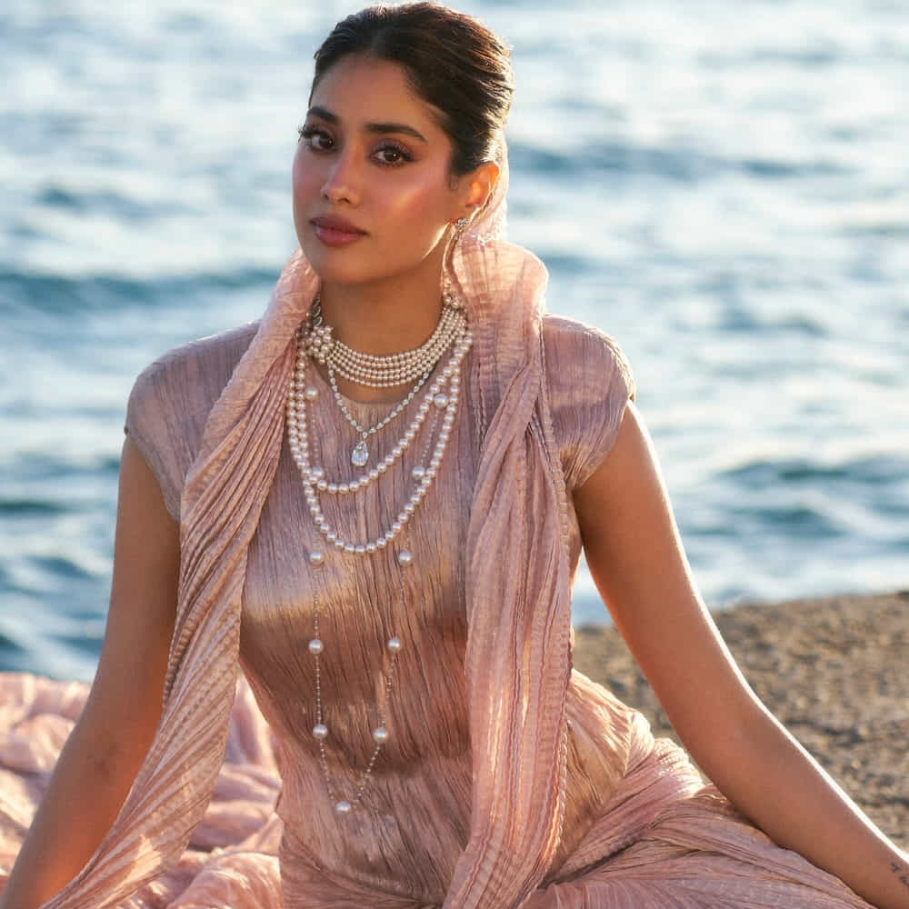 ధడక్ సినిమాతో బాలీవుడ్ ఇండస్ట్రీలోకి ఎంట్రీ ఇచ్చింది జాన్వీ కపూర్. ఫస్ట్ మూవీతోనే అందం, అభినయంతో ఆకట్టుకున్న ఈ ముద్దుగుమ్మ.. ఆ తర్వాత విభిన్న కంటెంట్ చిత్రాలను ఎంచుకుంటూ మంచి గుర్తింపు తెచ్చుకుంది. వరుస సినిమాలతో స్టార్ స్టేటస్ సంపాదించుకుంది.