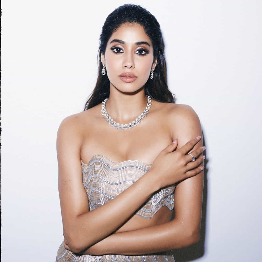 పాపం ఉట్టి కొట్టడానికి వెళ్లి ఉత్తి పుణ్యానికే ఈ బ్యూటీ ట్రోల్ అవుతున్నారిప్పుడు. అక్కడ ఆమె చేసిన భారత్ మాతా కీ జై అనే నినాదమే ఈ మొత్తం వ్యవహారానికి కారణం. ‘భారత్ మాతాకీ జై’ అంటూ ఉట్టి కొట్టడంతో జాన్వీని ట్రోల్స్ చేస్తున్నారు.