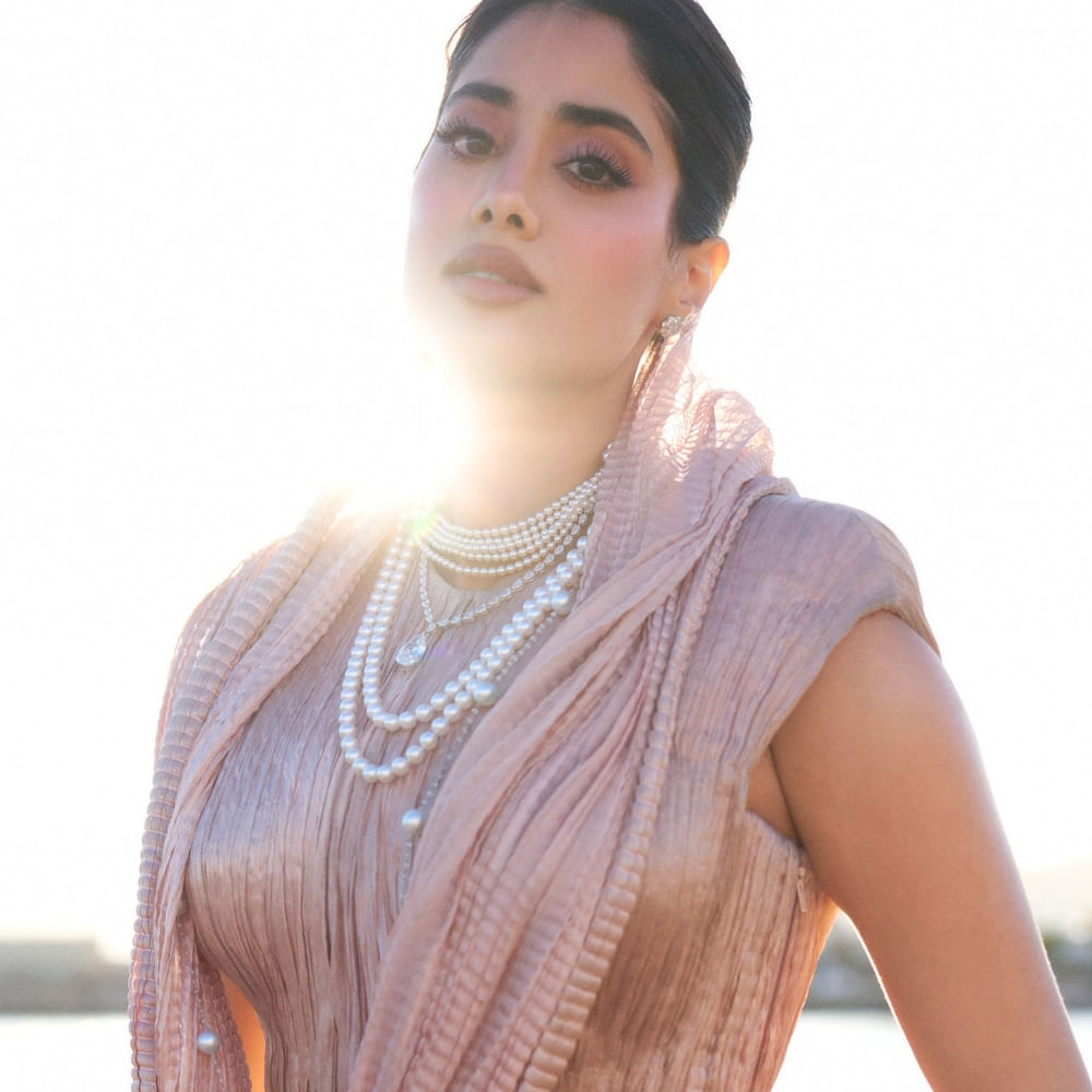 Janhvi Kapoor Stuns