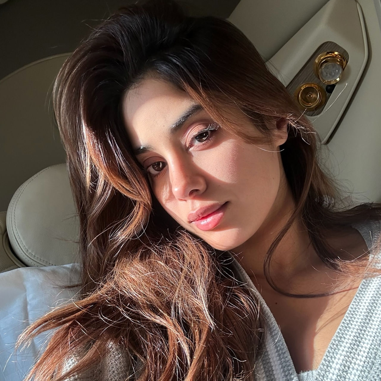 అతిలోక సుందరి శ్రీదేవి కూతురు జాన్వీ కపూర్.. దఢక్ సినిమాతో ఇండస్ట్రీలో అడుగు పెట్టి వరుసగా సినిమాలు చేస్తూ ప్రేక్షకులను అలరిస్తుంది.మొన్నటివరకు హిందీలో వరుసగా సినిమాలు చేసి ఆకట్టుకుంది ఈ బ్యూటీ. కమర్షియల్ సినిమాలతో పాటు లేడీ ఓరియెంటెడ్ మూవీస్ లొనూ నటిస్తూ ప్రేక్షకులను ఆకట్టుకుంది.