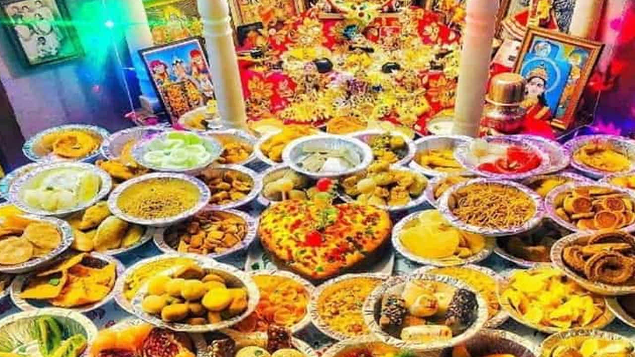 కృష్ణుడు ఇంద్రుడికి బదులుగా గోవర్ధన పర్వతాన్ని పూజించాలని ప్రజలకు చెప్పాడు. ఎందుకంటే గోవర్ధన గిరి మనకు పండ్లు, కూరగాయలు, జంతువులకు మేతను ఇస్తుందని చెప్పాడు. కృష్ణుడి చెప్పడంతో గోకులంలోని ప్రజలందరూ గోవర్ధన పర్వతాన్ని పూజించారు.