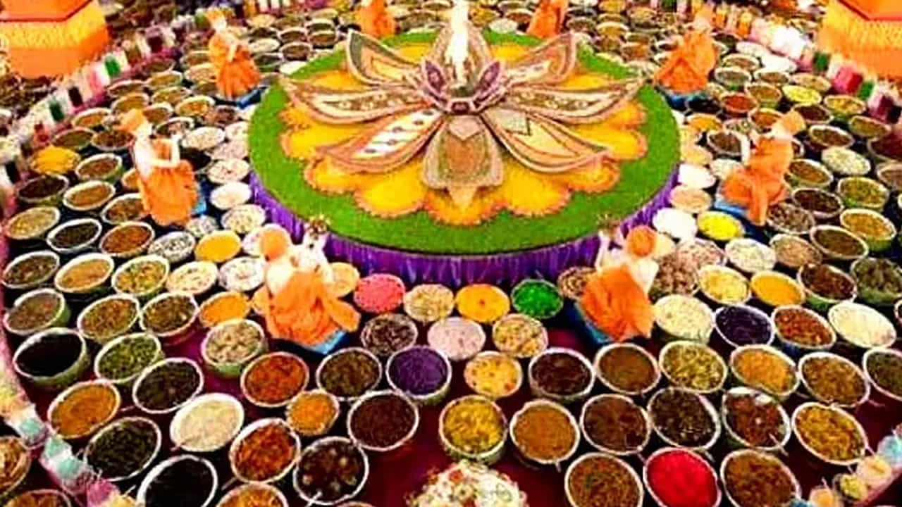 దీనితో ఇంద్రుడికి చాలా కోపం వచ్చింది. దీంతో గోకులంలో భారీ వర్షం కురిపించాడు. గ్రామంలో వరద లాంటి పరిస్థితి ఏర్పడింది. ప్రజలను రక్షించడానికి కృష్ణుడు గోవర్ధన పర్వతాన్ని ఎత్తి.. తన గోటిపై నిలిపి వర్షం నుంచి గోకుల వాసులను రక్షించేందుకు గొడుగుగా పట్టాడు. చిటికెన వేలుపై నిలబడిన గోవర్ధన పర్వతం కింద గ్రామస్తులు, జంతువులు, పక్షులు సురక్షితంగా ఉన్నాయి. ఇలా కృష్ణుడు ఏడు రోజుల పాటు పర్వతాన్ని ఎత్తి నిలబడ్డాడు.