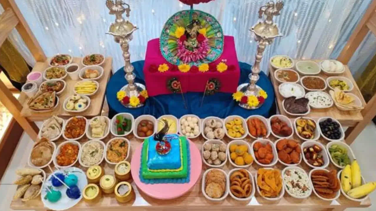 పురాణాల ప్రకారం: ఒకసారి బ్రజ్ ప్రజలు ఇంద్రుడిని ప్రసన్నం చేసుకోవడానికి ఒక గొప్ప పూజకు సిద్ధమవుతున్నారు. ఇదంతా ఎందుకు చేస్తున్నారని బాల గోపాల కృష్ణుడు తన తండ్రి నందుడిని అడిగాడు. ఇంద్రుడు వర్షాలకు అదిదేవుడు. కనుక అతని కరుణ కోసం.. ఇంద్రుడిని పూజించడం వలన మంచి వర్షాలు కురుస్తాయని.. మంచి పంటలు పండుతాయని నందుడు చెప్పాడు.