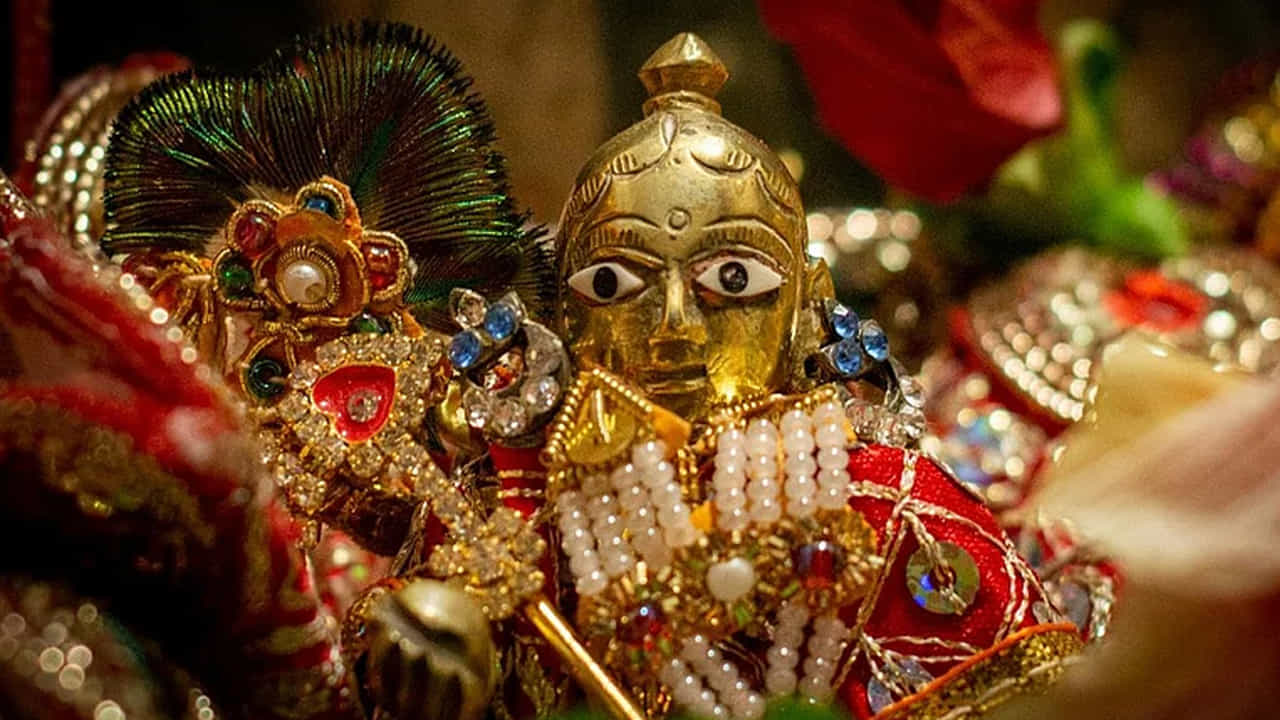 ఏడు రోజుల తర్వాత ఇంద్రుడి కోపం తగ్గి వర్షం ఆగిపోయినప్పుడు.. ఆ ఏడు రోజుల్లో కృష్ణుడు ఏమీ తినలేదని గోకుల వాసులు అనుకున్నారు. కృష్ణుడి తల్లి యశోద .. తన కన్నయ్యకు రోజుకు ఎనిమిది సార్లు ఆహారాన్ని తినిపించేది