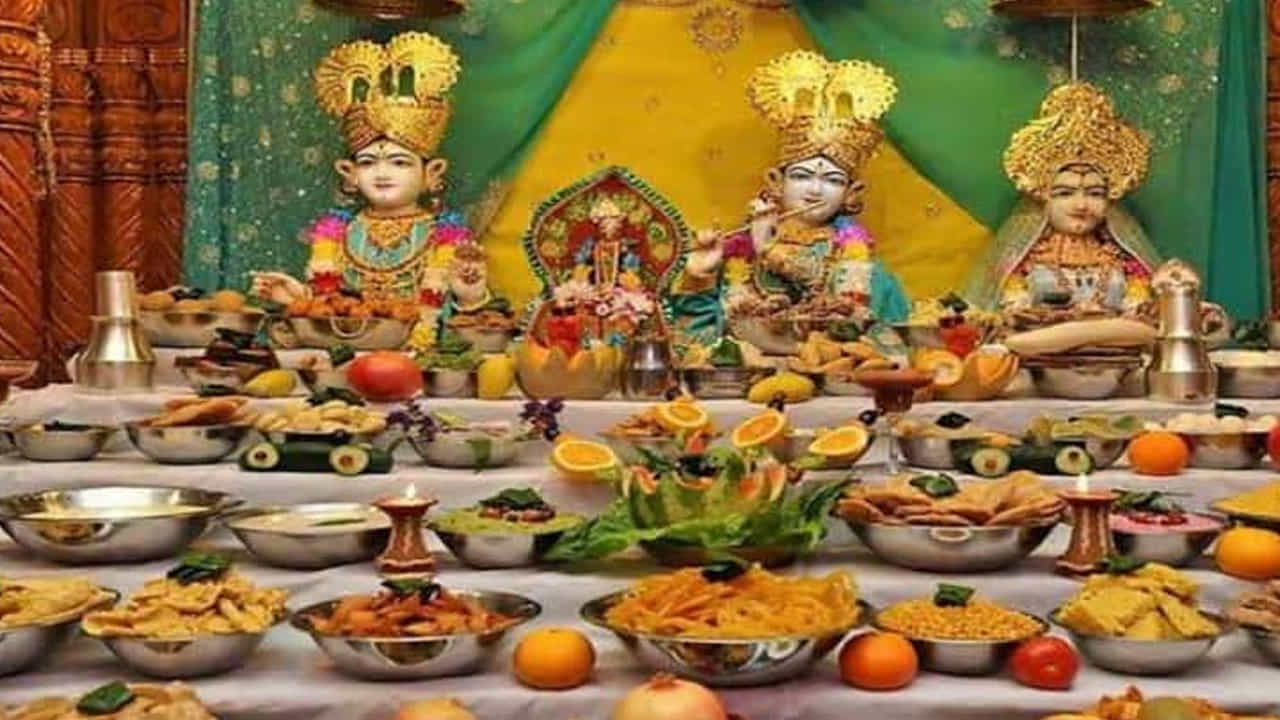 ఏడు రోజులుగా తమ కొడుకు ఆకలితో ఉండడాన్ని చూసిన తల్లి యశోద, గోకుల వాసులు అందరూ కలిసి మొత్తం 56 రకాల వంటకాలను తయారు చేసి కృష్ణుడికి నైవేద్యం పెట్టారు. అప్పటి నుంచి జన్మాష్టమి నాడు కృష్ణుడికి 56 భోగములను సమర్పించడం ఆచారంగా మారింది.