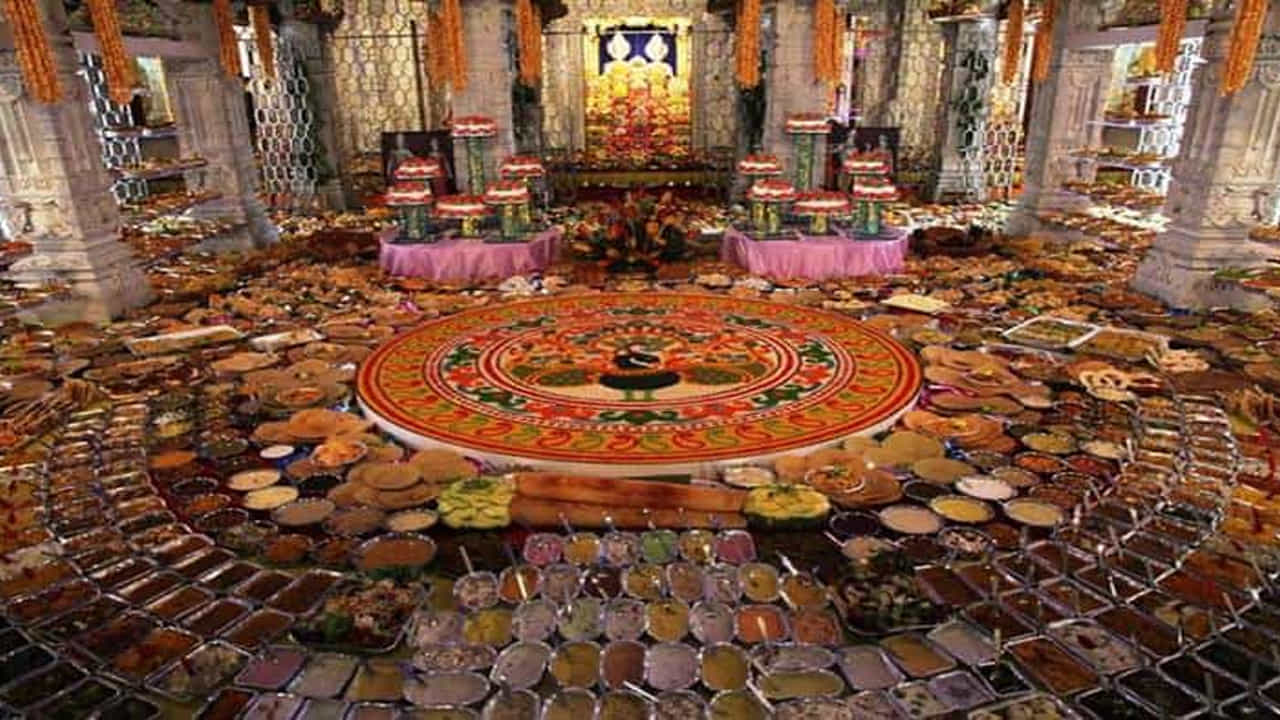 56 రకాల ఆహార పదార్ధాలలో ఏమి ఉంటాయంటే .. చప్పన్ భోగ్లో స్వీట్లు, పండ్లు, తృణధాన్యాలు, పానీయాలు, పాలతో తయారు చేసిన వివిధ రకాల ఆహార పదార్ధాలున్నాయి. సాంప్రదాయ ఆహారం జాబితాలో వెన్న, చక్కెర మిఠాయి, కోవా, లడ్డు, రబ్రీ, పూరీ, కచోరి, హల్వా, కిచిడి, సీజనల్ పండ్లు, పానీయాలు వంటి అనేక వస్తువులు ఉంటాయి.