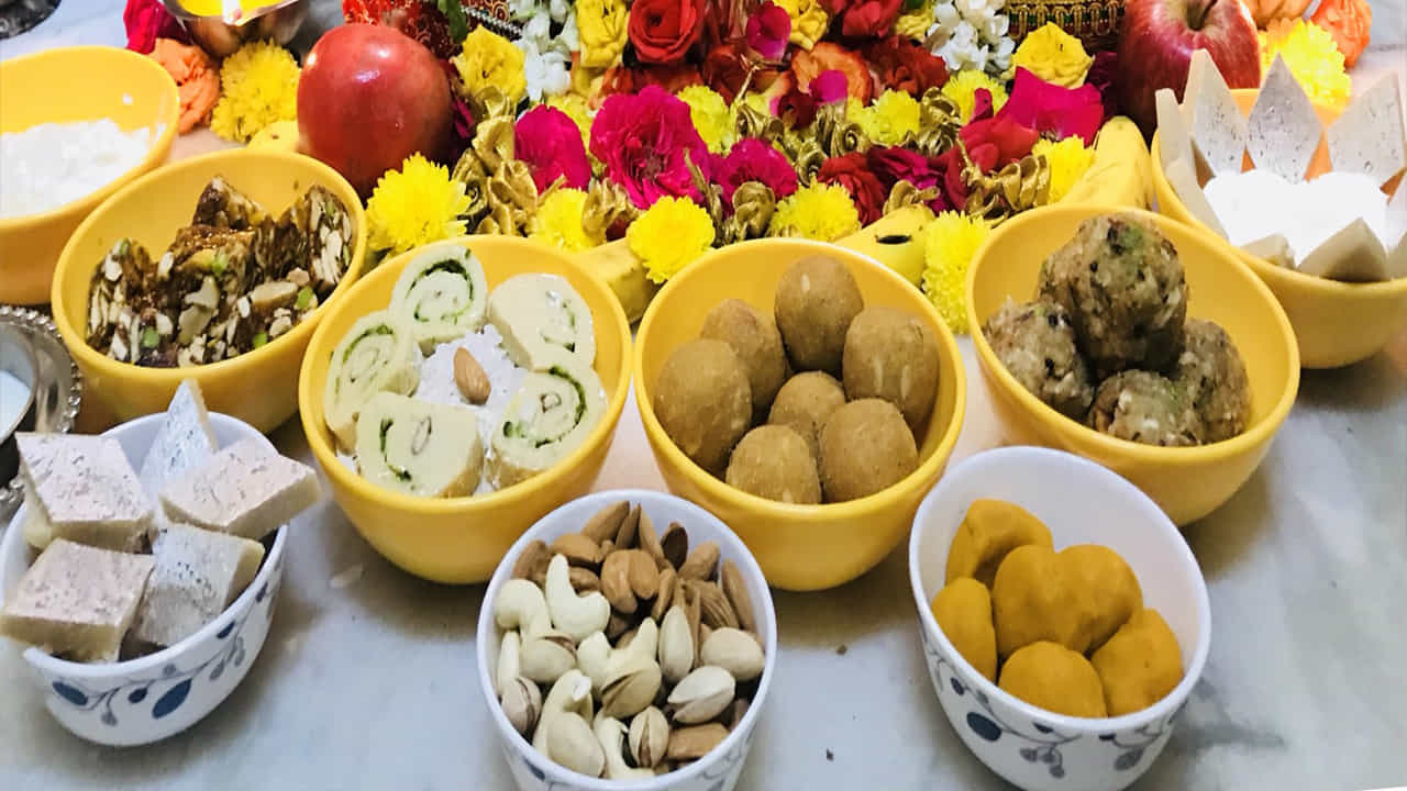 నైవేద్య సమర్పణలో తులసి దళం: జన్మాష్టమి రోజున శ్రీకృష్ణుడికి ఏ నైవేద్యం సమర్పించినా.. దానిలో తులసి దళాన్ని జోడించాలి. తులసి లేని నైవేద్యం అసంపూర్ణంగా పరిగణించబడుతుంది. నైవేద్యానికి తులసి ఆకులను జోడించడం ద్వారా శ్రీకృష్ణుడు ఆ నైవేద్యాన్ని త్వరగా స్వీకరించి భక్తుల ప్రార్థనలను వింటాడు.