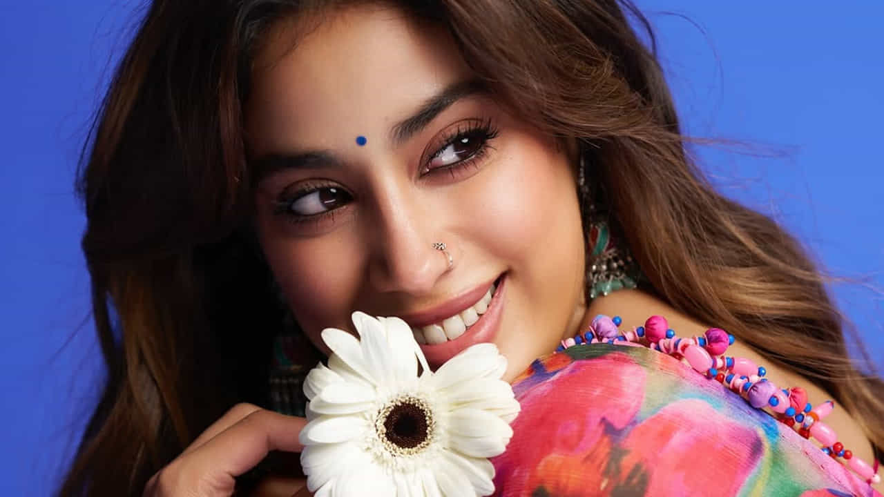 ఇక ఎప్పుడూ సోషల్ మీడియాలో చాలా యాక్టివ్గా ఉండే ఈ ముద్దుగుమ్మ ఎప్పుడూ తన హాట్ అండ్ క్యూట్ ఫొటోస్ షేర్ చేస్తూ కుర్రకారును తెగ ఆకట్టుకుంటుంది. తాజాగా ఈ బ్యూటీ పింక్ కలర్ చీరలో అందంగా రెడీ పలు ఫొటోలకు ఫోజులిచ్చింది. అందులో జాన్వీని చూస్తే మతిపోవాల్సిందే.