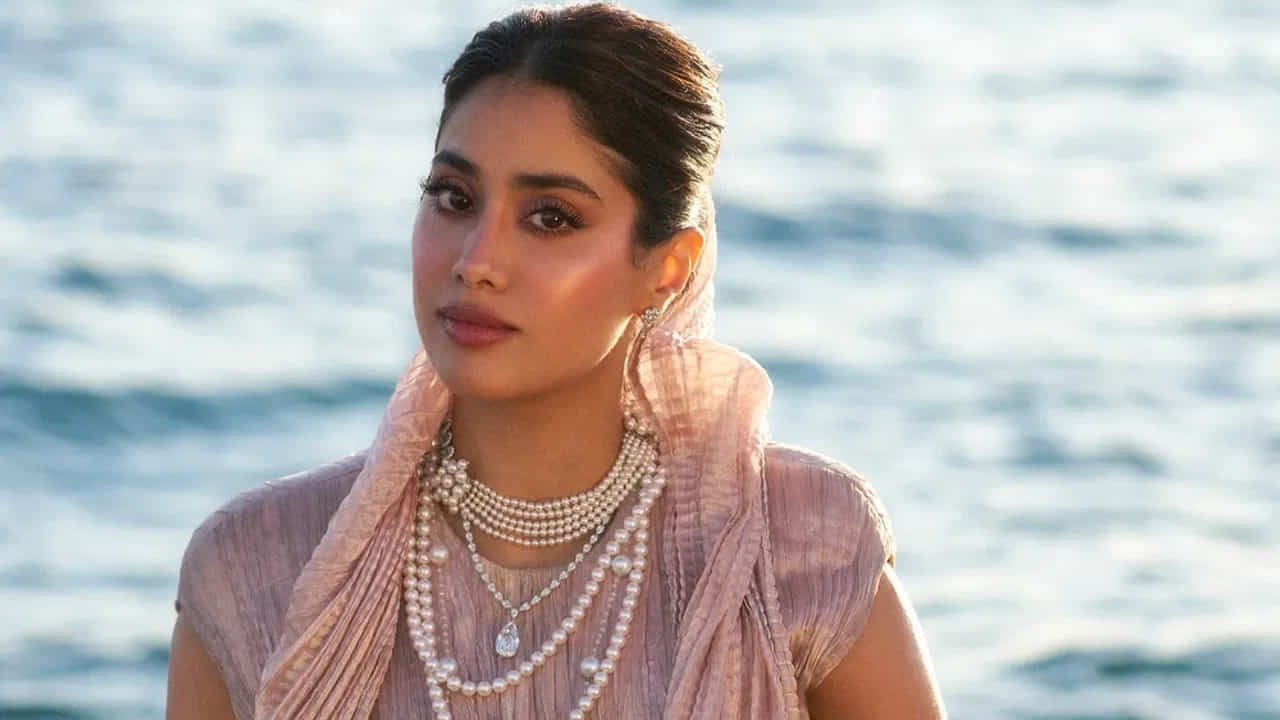 ఇక ఈ బ్యూటీ సోషల్ మీడియాలో చేసే రచ్చ గురించి ఎంత చెప్పినా తక్కవే. ఎప్పుడు తన హాట్ అండ్ క్యూట్ ఫొటోస్‌తో అందరినీ ఆకట్టుకుంటుంది. తాజాగా ఈ అమ్మడు పూల డిజైన్‌తో తయారు చేసిన చీరలో అదిరిపోయే స్టిల్స్‌తో  తన ఫ్యాన్స్‌ ఫిదా చేసింది. ప్రస్తుతం ఈ ఫొటోస్ నెట్టింట తెగ వైరల్ అవుతున్నాయి.