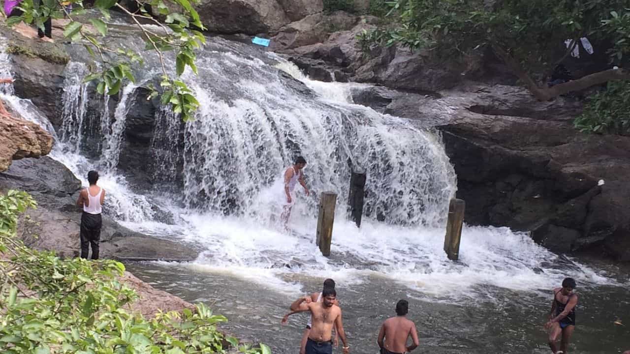 జవధు కొండలు (Javadi Hills).. తిరువణ్ణామలై దగ్గర ఉన్న జవధు కొండలు.. నగర జీవితానికి అలసిపోయిన వారికి ఒక రోజు ట్రిప్కు సరైన ఎంపిక. ఇక్కడ ఉన్న భీమ జలపాతాలు, అడవులు, సరస్సులు ఒక రోజు పర్యటనను చాలా ప్రత్యేకంగా మారుస్తాయి.