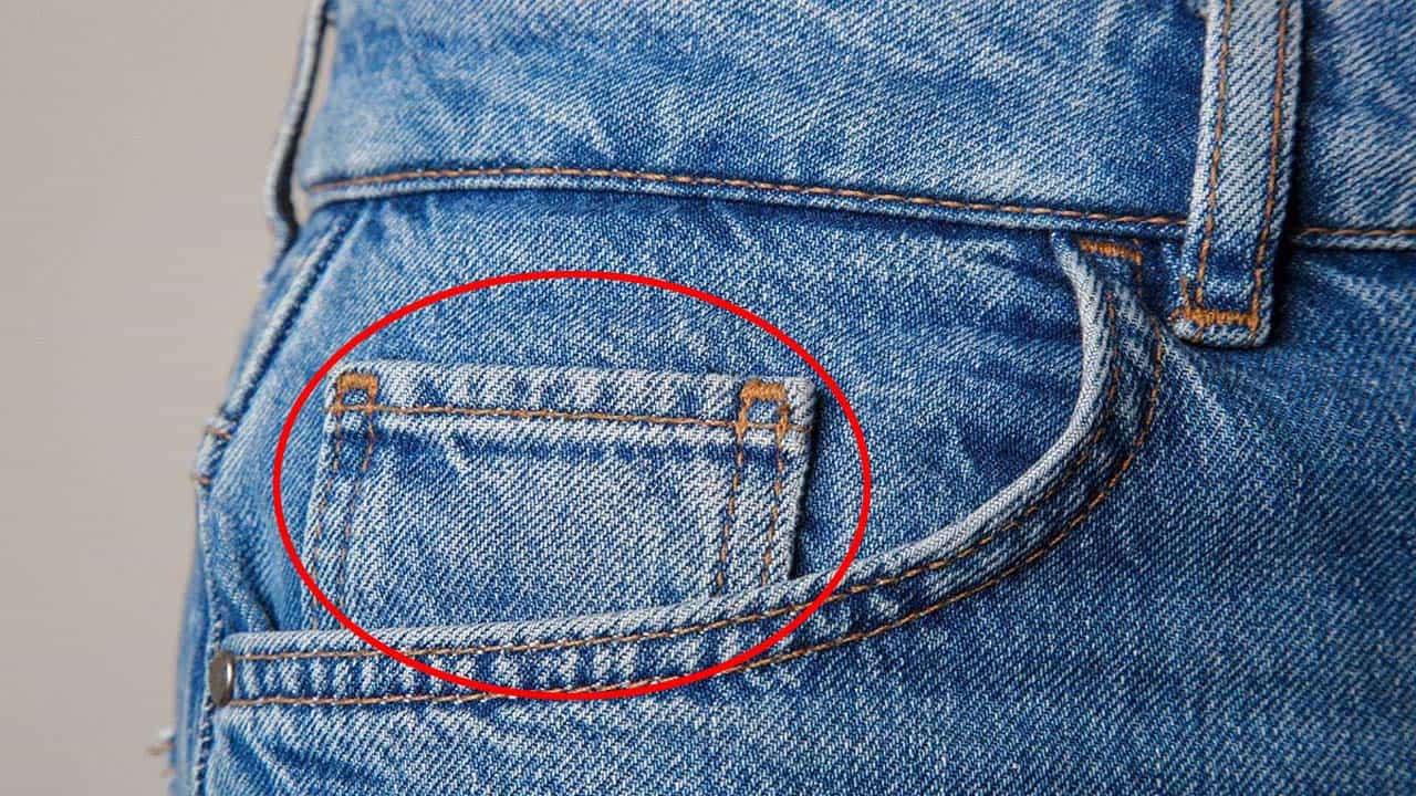Jeans Pants: ప్రస్తుతం జీన్స్ ప్యాంట్లకు ఏ మాత్రం ఆదరణ తగ్గడం లేదు. ఫ్యాషన్ ప్రపంచంలో జీన్స్కి ఓ ప్రత్యేక స్థానం ఉంది. గతంలో జీన్స్ ప్యాంట్లు అబ్బాయిలు మాత్రమే ధరించే వారు. కానీ ఇప్పుడు అమ్మాయిలు కూడా అబ్బాయిలతో పోటీ పడుతూ జీన్స్ను ధరిస్తున్నారు. జీన్స్ అంటేనే అమ్మాయిలు అయినా అబ్బాయిలు అయినా, వృద్దులు అయినా ఇష్టపడుతుంటారు. ఇక పట్టణ ప్రాంతాల్లో అయితే వృద్దులు సైతం జీన్స్ ప్యాంట్లను ధరిస్తుంటారు. ఈ జీన్స్ ప్యాంట్లను ఆకర్షించేందుకు మార్కెట్లో రకరకాల జీన్స్ అందుబాటులో ఉన్నాయి. జీన్స్కు బటన్స్, ప్యాకెట్లు, ఇలా రకరకాల డిజైన్లను ప్యాంటుకు మరింత అందాన్ని తెచ్చి పెడతాయి. జీన్స్కు ఒక చిన్నపాటి ప్యాకెట్ కామాన్గా ఉంటుంది. మరి ఇది ఎందుకు ఉంటుందోననని మీరెప్పుడైనా గమనించారా? అదే చిన్న జేబులాంటిది.