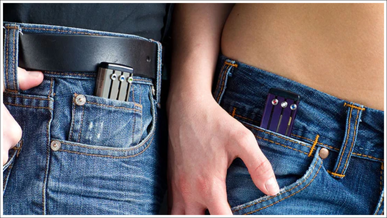 పాశ్చాత్య సమాజంలో ప్యాంటులను చాలా కాలంగా పురుష దుస్తులుగా పరిగణించేవారు. 19వ శతాబ్దపు దుస్తుల సంస్కర్తలు మహిళలకు ప్యాంటును ప్రవేశపెట్టడానికి ప్రయత్నించినప్పటికీ, ఈ శైలి చాలా రాడికల్‌గా తిరస్కరించారు. 20వ శతాబ్దంలోనే మహిళలు ప్యాంటు ధరించడం సముచితంగా భావించబడింది. మొదట క్రీడలకు, తరువాత సాధారణ దుస్తులకు, చివరకు వ్యాపార, అధికారిక దుస్తులకు మార్చేశారు.