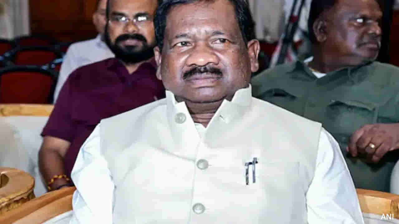 బాత్రూంలో జారిపడి విద్యాశాఖ మంత్రి కన్నుమూత..! ప్రముఖుల సంతాపం..