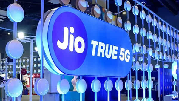 అదిరిపోయే జియో రీఛార్జ్ ప్లాన్..! ఇకపై మీ డబ్బులు రీఛార్జ్లకు వేస్ట్ కావు..