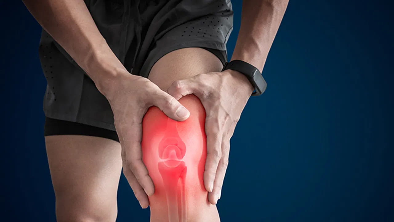 సరైన ఆహారం: మీ ఆహారంలో పసుపు, అల్లం, తాజా పండ్లు చేర్చుకోండి. ఇవి సహజసిద్ధంగా మంటను తగ్గిస్తాయి. అలాగే ఒమేగా-3 ఫ్యాటీ యాసిడ్స్ అధికంగా ఉండే అవిసె గింజలు, వాల్‌నట్‌లు, చేపలు తినడం వల్ల వాపు తగ్గుతుంది. ఉప్పు ప్రాసెస్ చేసిన ఆహారాలను తగ్గించడం కూడా చాలా ముఖ్యం. వర్షాకాలంలో సూర్యరశ్మి తక్కువగా ఉండటం వల్ల శరీరంలో విటమిన్ డి స్థాయిలు తగ్గుతాయి. కాబట్టి, పాలు, పనీర్, ఆకుకూరలు వంటి విటమిన్ డి అధికంగా ఉండే ఆహారాలు తీసుకోవడం అవసరం.

