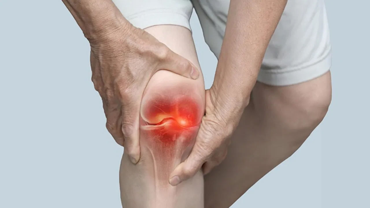 బరువు నియంత్రణ: అధిక బరువు కీళ్లపై ఎక్కువ ఒత్తిడిని కలిగిస్తుంది. కొద్దిగా బరువు తగ్గినా నొప్పి గణనీయంగా తగ్గుతుంది. తగినంత నీరు త్రాగడం వల్ల కీళ్లలోని ద్రవాలు గట్టిపడకుండా ఉంటాయి. ఇది కీళ్ల కదలికను సులభతరం చేస్తుంది. ఈ చిట్కాలను పాటించడం ద్వారా కీళ్ల నొప్పుల సమస్య నుంచి ఉపశమనం పొందవచ్చని నిపుణులు సూచిస్తున్నారు.  