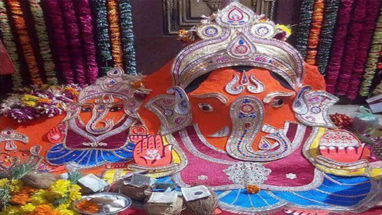 మధ్యప్రదేశ్‌లోని జునా ప్రాంతంలో దేవాలయం జునా చింతామన్ గణేష ఆలయం. సుమారు 1200 సంవత్సరాల నాటి ఈ దేవాలయం అత్యంత ప్రసిద్ధి చెందింది. ఇక్కడ కొలువైన వినాయకుడు భక్తుల సమస్యలను ఫోన్, మొబైల్, లెటర్‌తో విని సమస్యను పరిష్కరిస్తాడని ఖ్యాతి. ఈ విషయానికి రుజువు జర్మనీకి చెందిన ఒక భక్తుడు గణేశుడితో మాట్లాడాలని పట్టుబట్టాడని.. అలా గణపతికి చెవిలో తన సమస్య చెప్పిన ఆ విదేశీ భక్తుడి సమస్య తీరినట్లు.. వినాయకుడితో మాట్లాడిన కొన్ని రోజుల తర్వాత తన సమస్య తీరినట్లు  తెలిపాడని చెబుతారు. అప్పటి నుండి ఈ ప్రక్రియ ప్రారంభమైంది. భక్తుడు పూజారి ద్వారా గణేష్ దేవునితో మాట్లాడి తన కోరికను తీర్చుకుంటారు