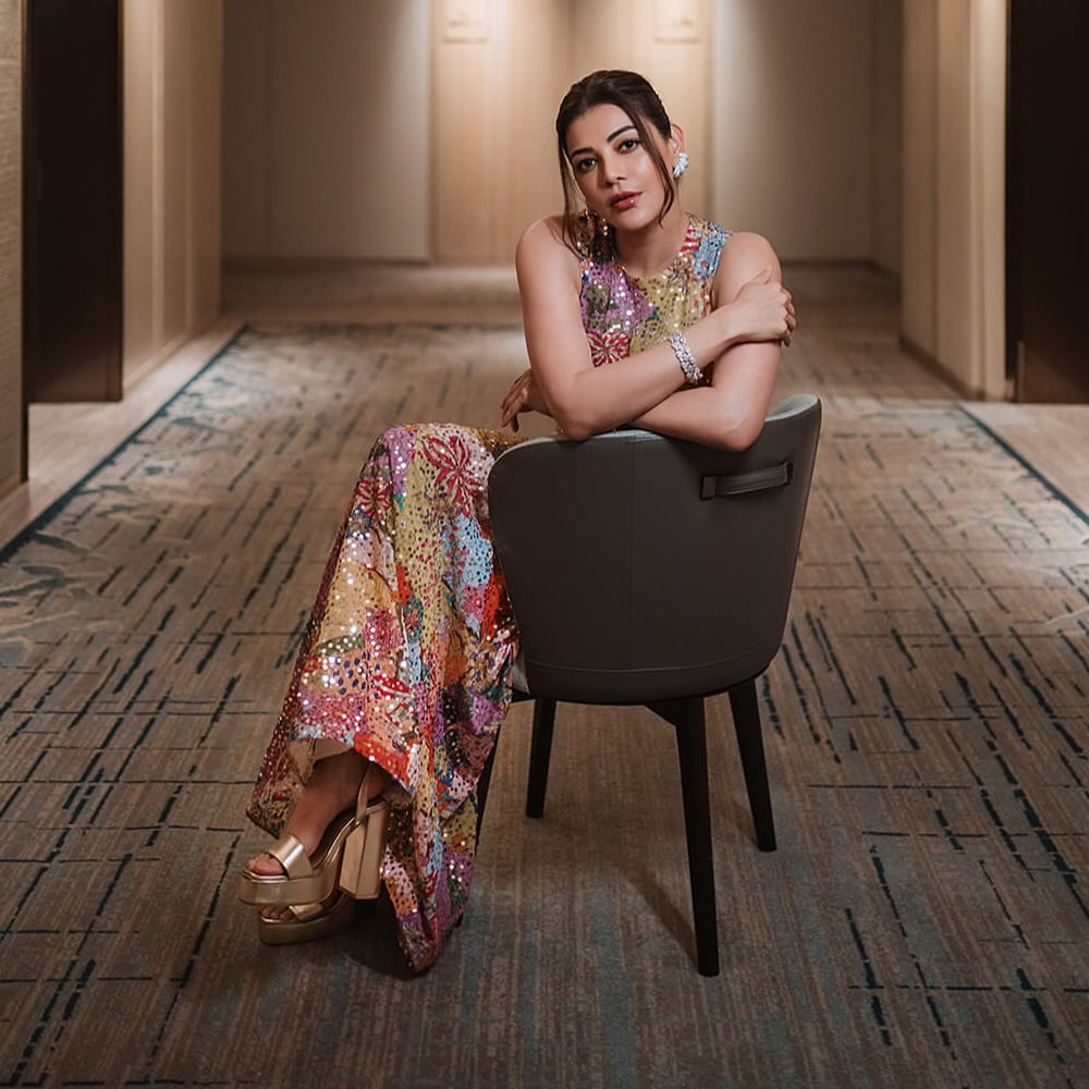 అలాగే తనకు తమిళంలో విజయ్ దళపతి ఫేవరేట్ అని చెప్పుకొచ్చింది. ప్రస్తుతం సోషల్ మీడియాలో చాలా యాక్టివ్ గా ఉంటున్న ఈ అమ్మడు.. నిత్యం ఏదోక పోస్ట్ చేస్తూ అలరిస్తుంది. తాజాగా ఈ వయ్యారి షేర్ చేసిన ఫోటోస్ నెట్టింట తెగ వైరలవుతున్నాయి. 