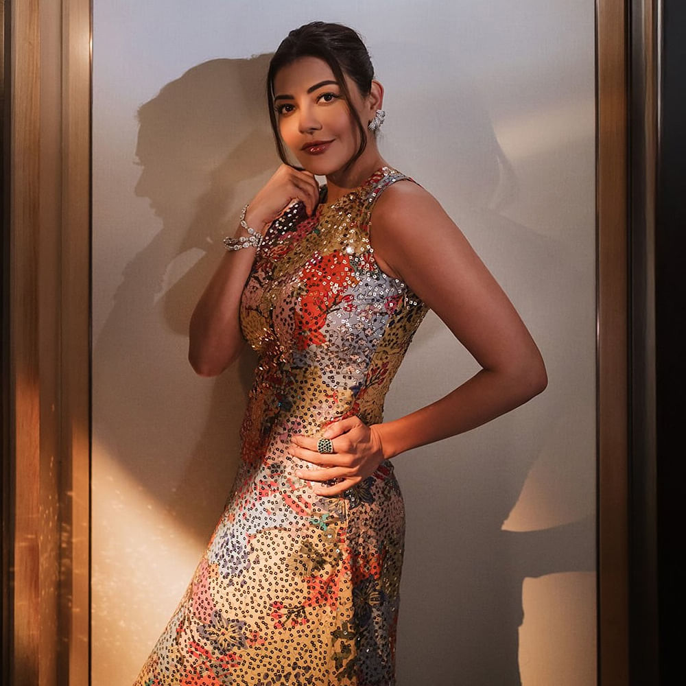 ప్రస్తుతం సోషల్ మీడియాలో అందాలతో గత్తరలేపుతుంది కాజల్ అగర్వాల్. ఫస్ట్ మూవీతోనే తెలుగులో విపరీతమైన క్రేజ్ సొంతం చేసుకున్న ఈ అమ్మడు.. ఆతర్వాత బ్యాక్ టూ బ్యాక్ స్టార్ హీరోల సినిమాల్లో అవకాశాలు అందుకుంది. తక్కువ సమయంలోనే స్టార్ స్టేటస్ సంపాదించుకుంది. 