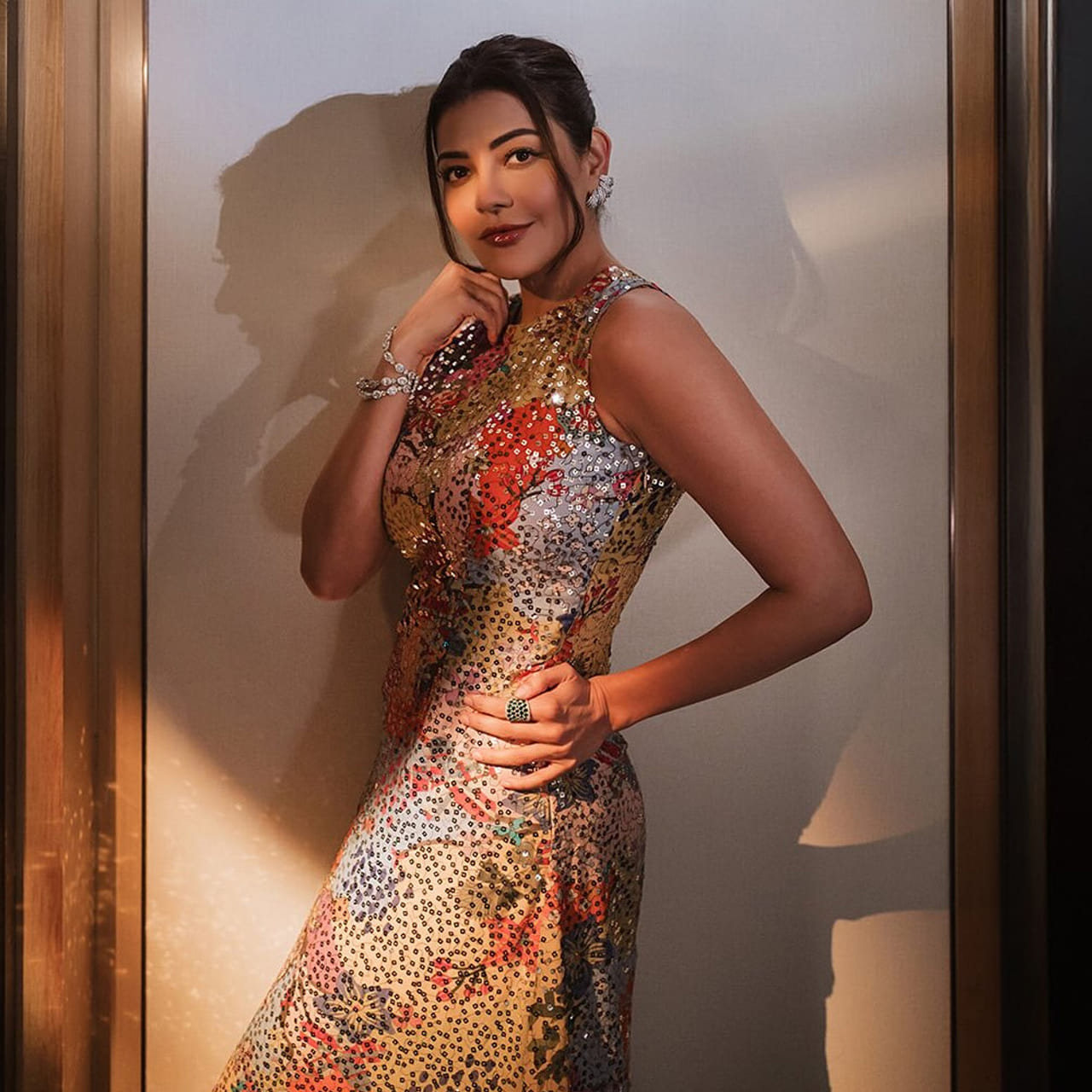 ప్రస్తుతం సోషల్ మీడియాలో అందాలతో గత్తరలేపుతుంది కాజల్ అగర్వాల్. ఫస్ట్ మూవీతోనే తెలుగులో విపరీతమైన క్రేజ్ సొంతం చేసుకున్న ఈ అమ్మడు.. ఆతర్వాత బ్యాక్ టూ బ్యాక్ స్టార్ హీరోల సినిమాల్లో అవకాశాలు అందుకుంది. తక్కువ సమయంలోనే స్టార్ స్టేటస్ సంపాదించుకుంది. 