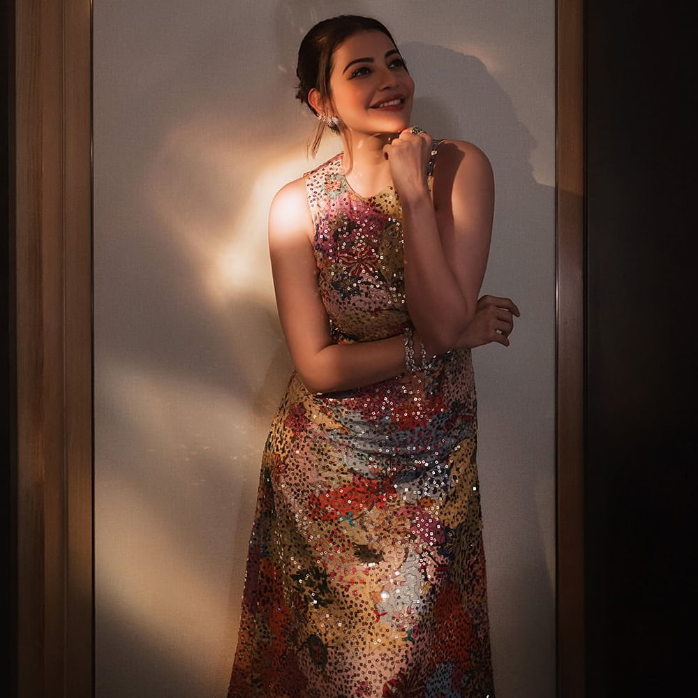 ఎన్టీఆర్, ప్రభాస్, రామ్ చరణ్, అల్లు అర్జున్ వంటి స్టార్ హీరోల సరసన నటించిన కాజల్.. తెలుగు సినిమా ప్రపంచంలో తనదైన ముద్రవేసింది. అయితే కెరీర్ మంచి ఫాంలో ఉండగానే తన ప్రియుడు గౌతమ్ కిచ్లూను వివాహం చేసుకుంది. ఈ దంపతులకు నీల్ కిచ్లూ జన్మించిన సంగతి తెలిసిందే. 